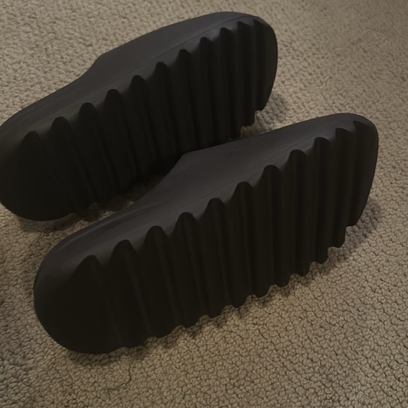 Yeezy Addidas size 11 men’s slides - Picture 2 of 3